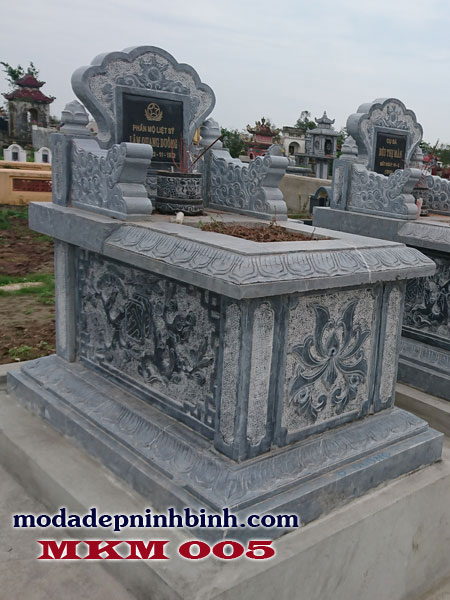 Lăng mộ làm từ đá xanh Thanh Hóa được sử dụng nhiều bởi màu sắc và độ bền của đá