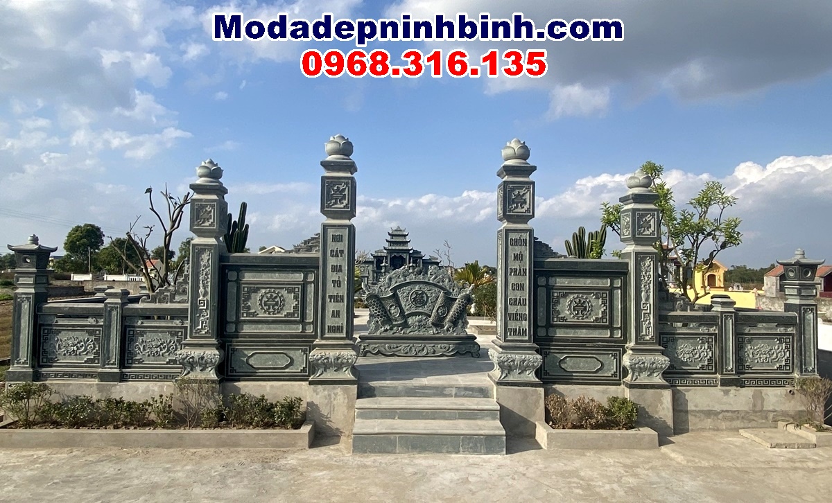 Cổng tứ trụ đá xanh rêu khu lăng mộ đá Xuân Trường Nam Định