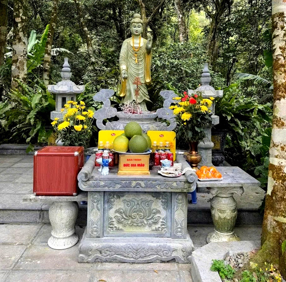 Bàn lễ đá tại đền Thượng Ba Vì
