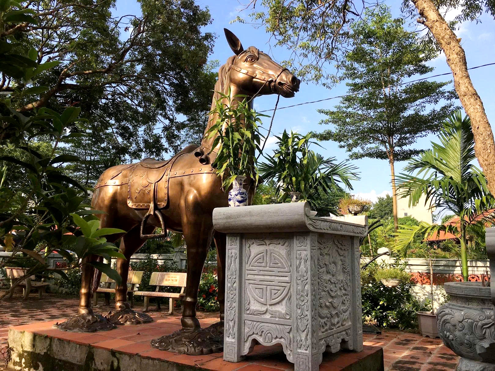 Bàn lễ đá trước ngựa thần của Thánh Gióng - Phù Đổng Thiên Vương