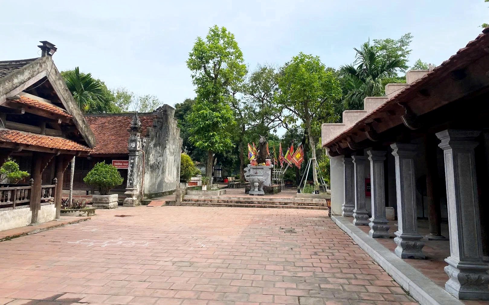 Kiến trúc cột đá trụ gỗ cổ kính tại đền Phù Đổng Gia Lâm Hà Nội