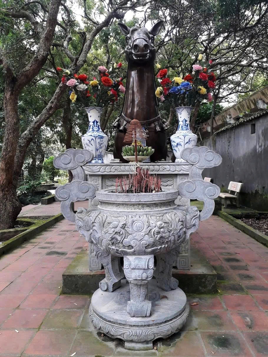 Lư đỉnh hương đá và bàn lễ đá trước ngựa sắt thần của Thánh Gióng