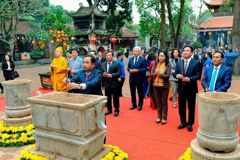 Đỉnh hương đá tại chùa Côn Sơn Kiếp Bạc