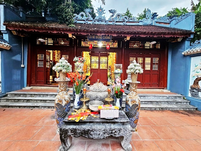 Đền Cô Bé Đông Cuông có bàn lễ đá phía ngoài sân
