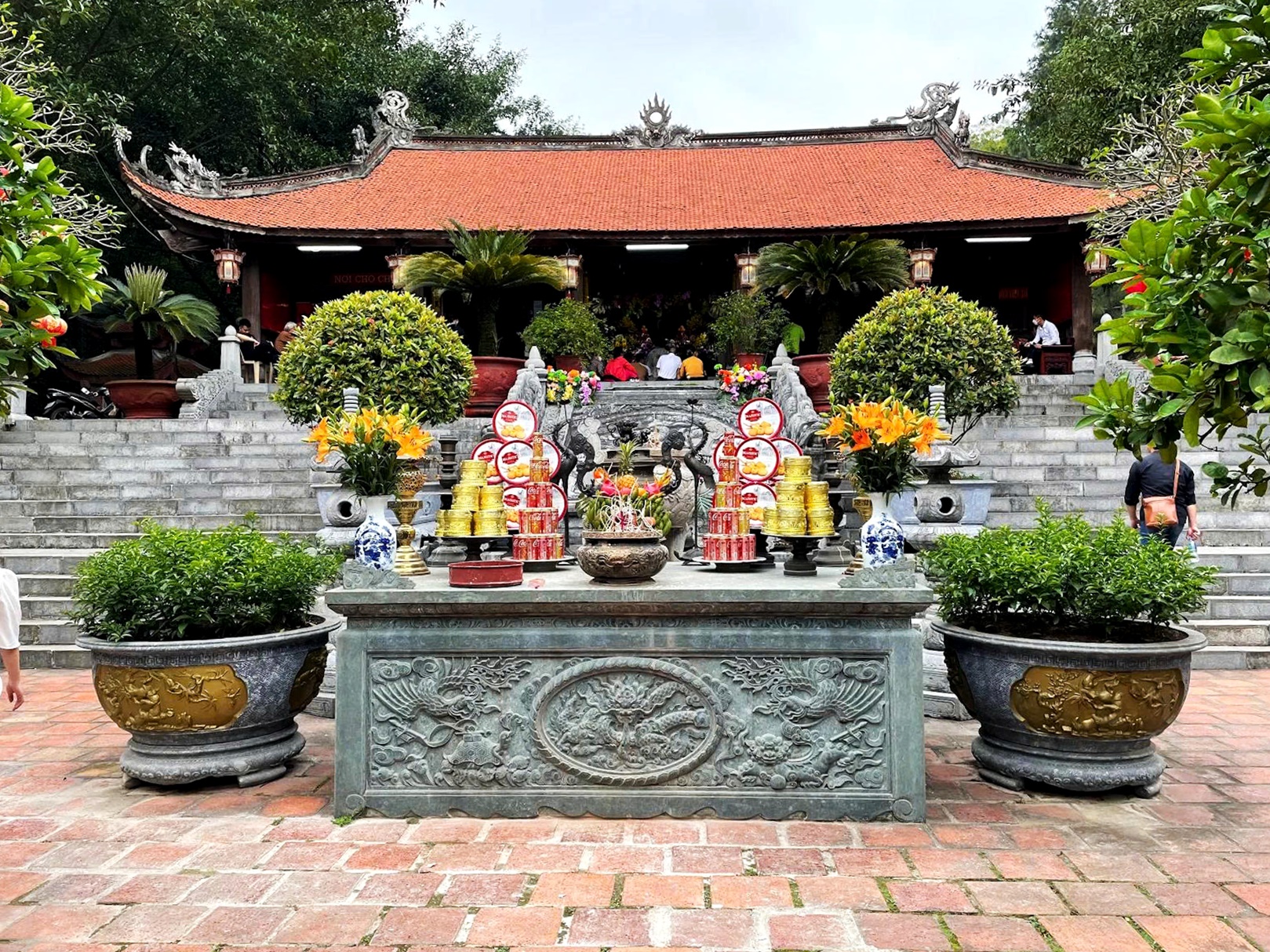 Bàn lễ đá ngoài trời tại đền thờ Nguyễn Trãi trong di tích Côn Sơn Kiếp Bạc