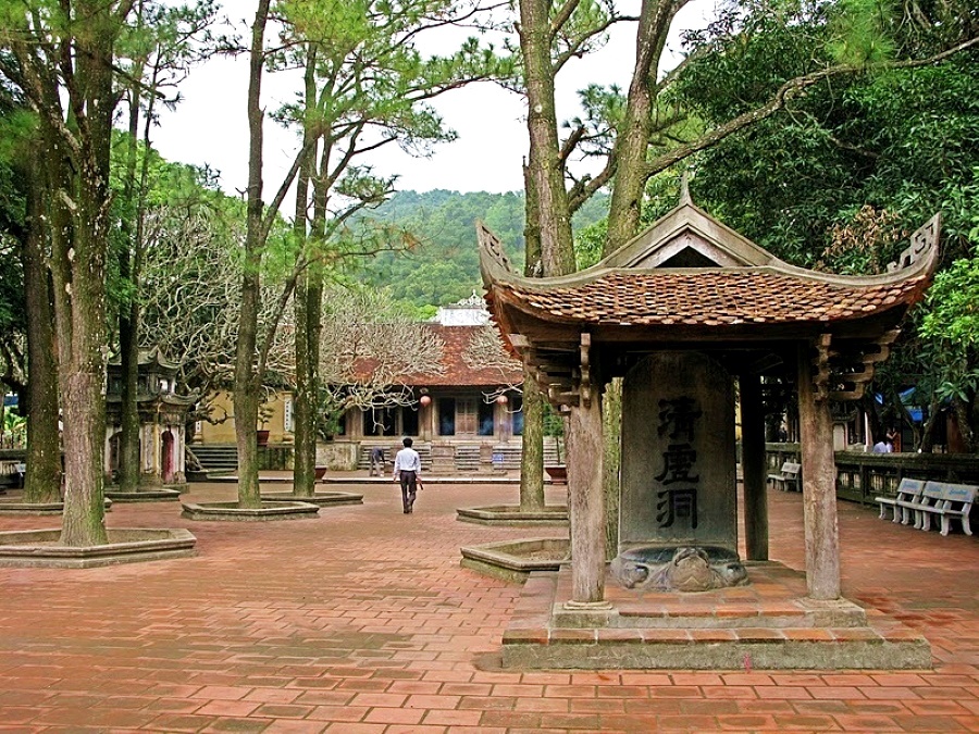 Bia đá Thanh Hư Động tại chùa Côn Sơn