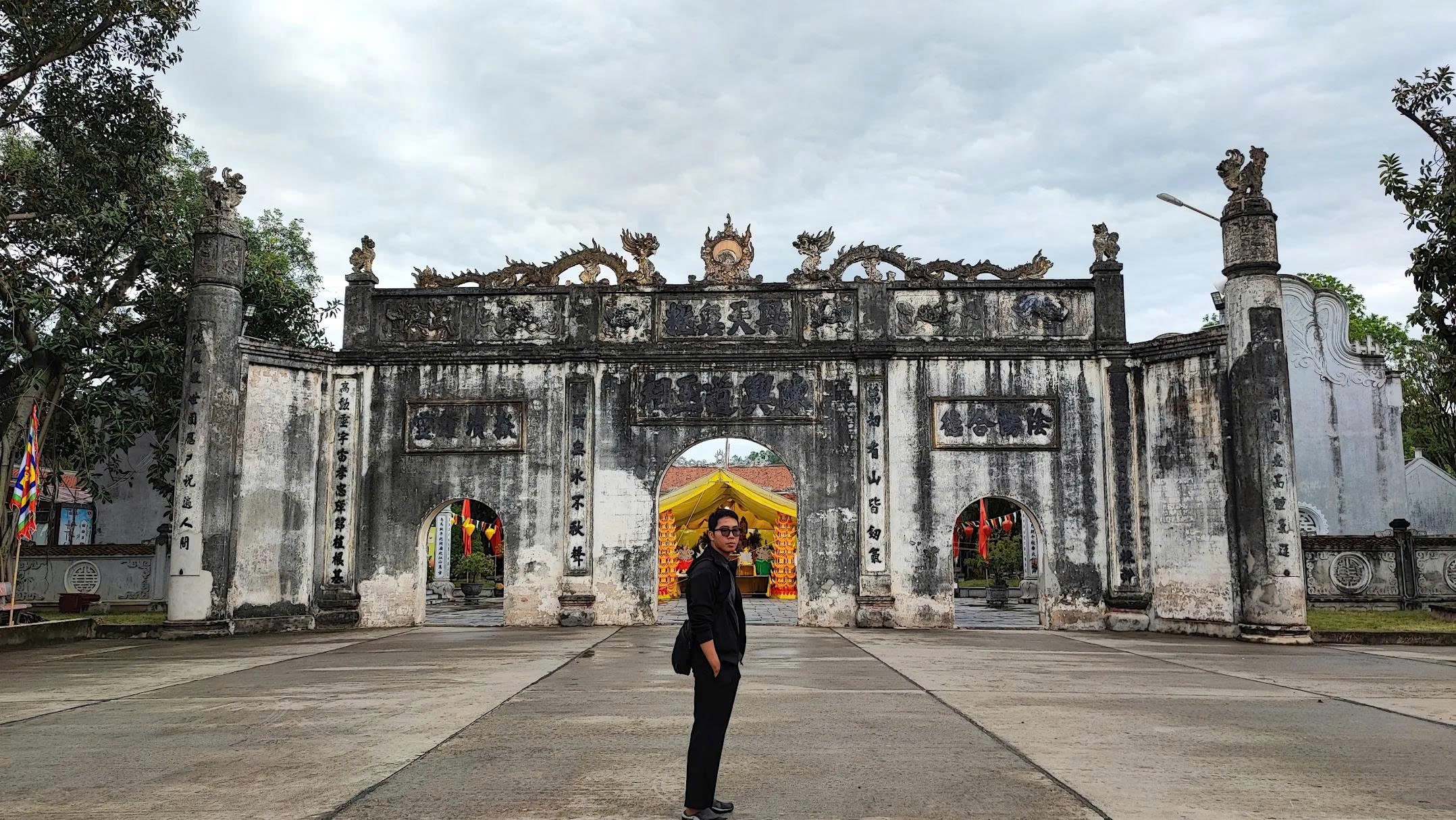 Côn Sơn Kiếp Bạc thờ ai