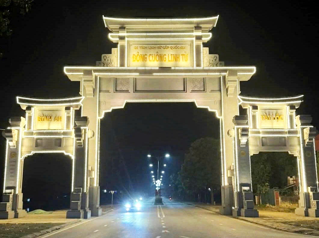 Cổng đá đền Mẫu Đông Cuông Yên Bái