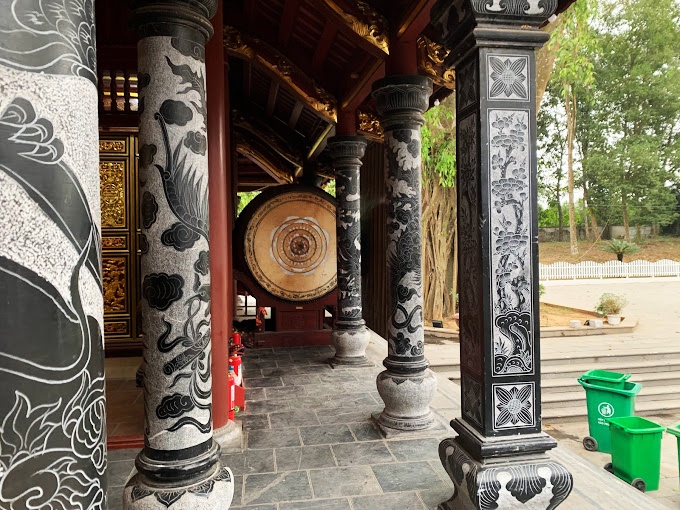 Cột đá hiên đền Mẫu Đông Cuông Yên Bái