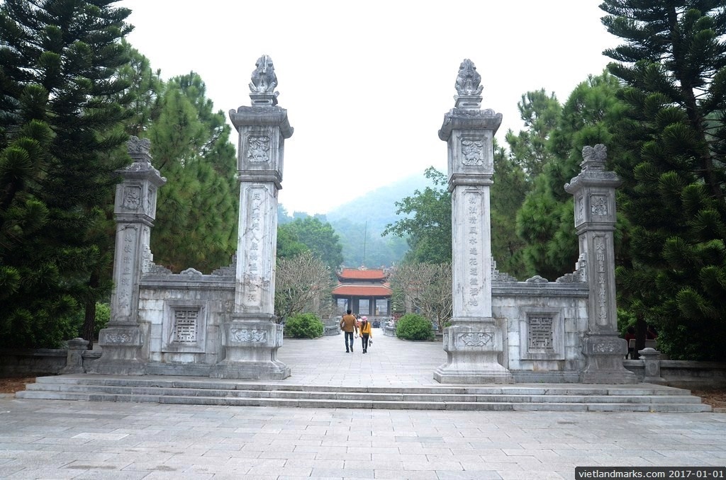 Cột cổng tứ trụ đá di tích Côn Sơn Kiếp Bạc Hải Dương Hải Phòng