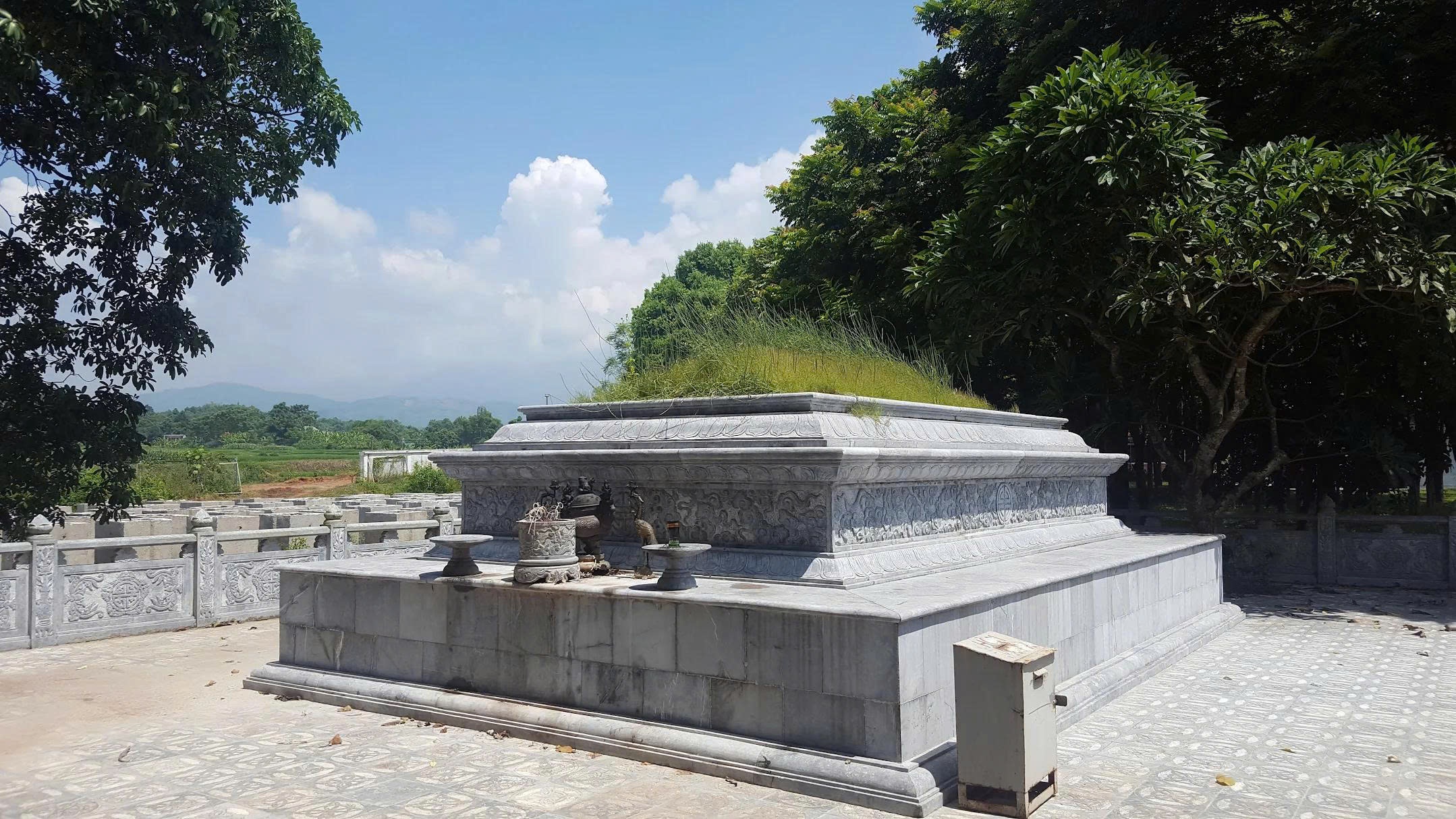 Lăng mộ đá mẫu đệ Nhị Thượng Ngàn