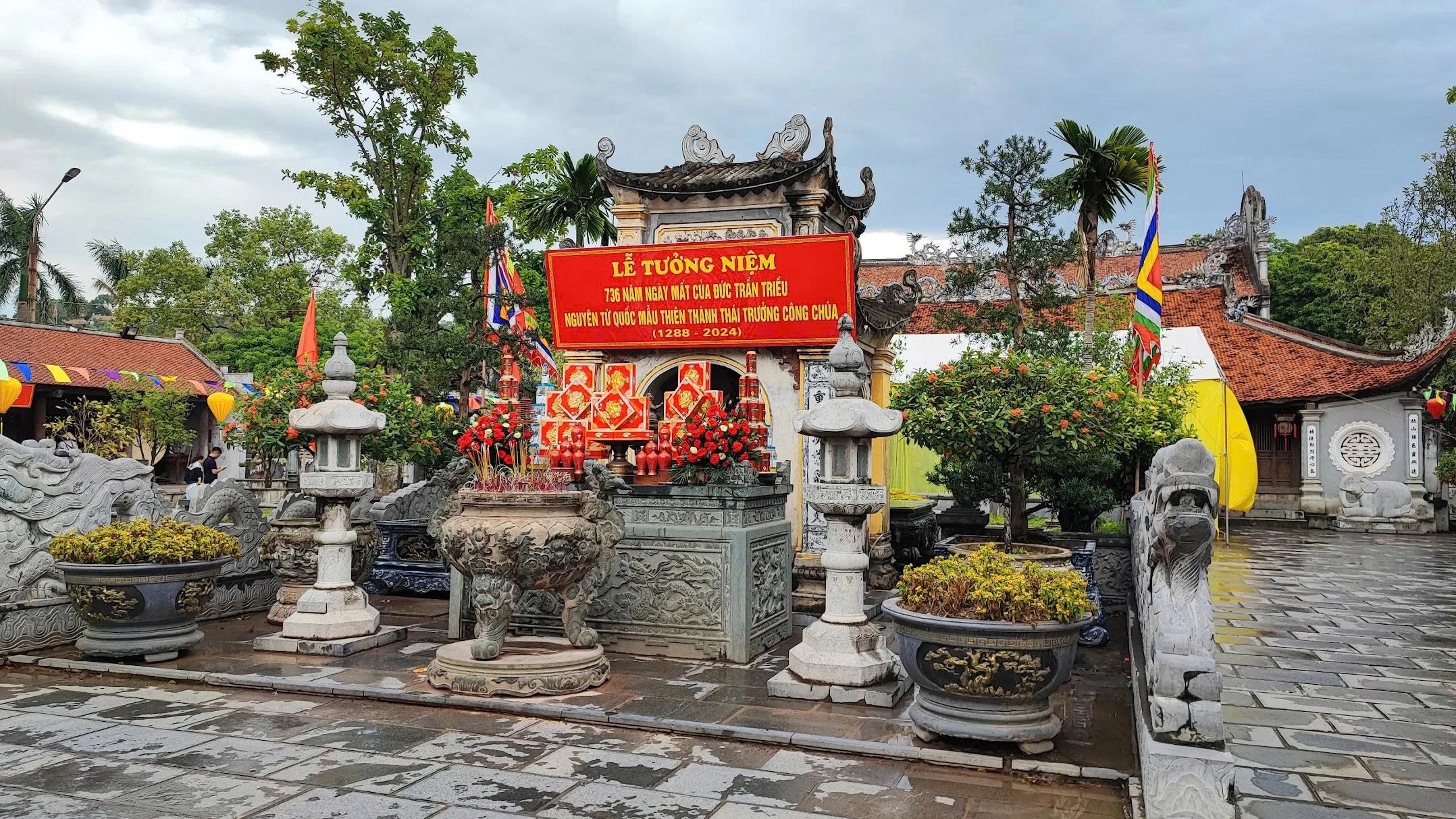 Lư hương đá và bàn lễ đá ngoài trời tại Đền Kiếp Bạc thờ Trần Hưng Đạo