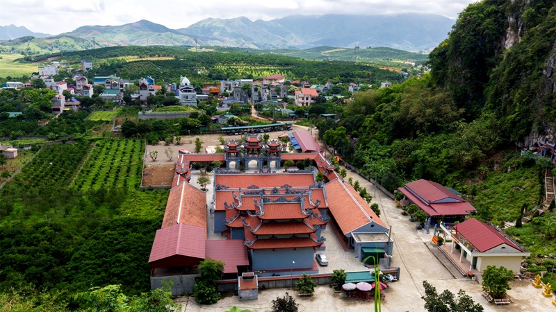 Toàn cảnh đền Cao Phong Cô Đôi Thượng Ngàn