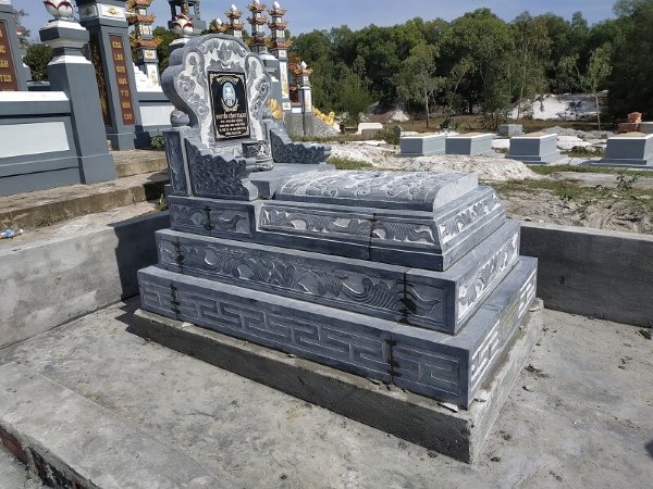 Dù nhìn khía cạnh nào, bia mộ bị nứt đều gây hoang mang cho gia đình