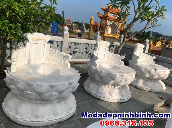 Mẫu mộ đá trắng có chạm khắc hoa văn
