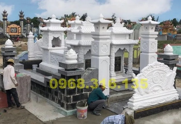 Đá trắng dễ chế tác nên có thể linh hoạt tạo hình theo nhiều mẫu mộ khác nhau
