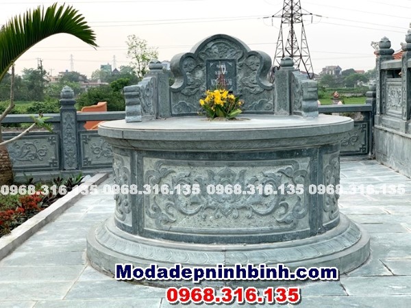 Mộ đá xanh rêu tròn cha mẹ tại Ý Yên, Nam Định