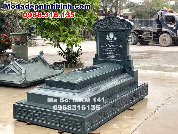 Mộ đá nguyên khối xanh rêu tam cấp không mái MKM 141