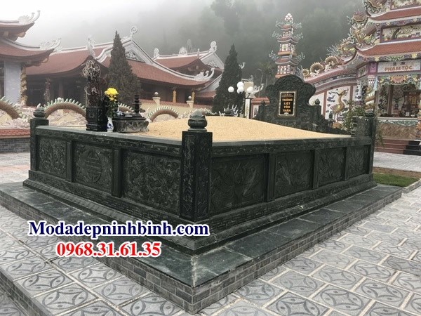 Mộ tổ xay bằng đá xanh rêu tại Nghệ An