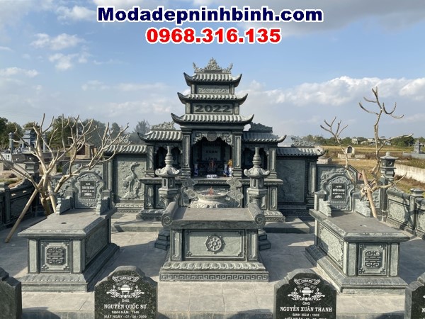 Khuôn viên khu lăng mộ bằng chất liệu đá xanh rêu Thanh Hóa tại huyện Xuân Trường, tỉnh Nam Định
