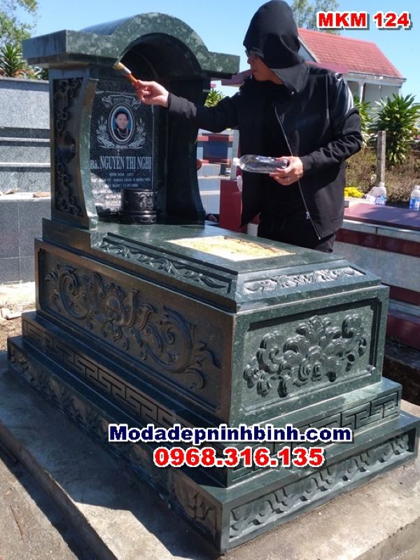 Vệ sinh và bảo dưỡng mộ đá xanh rêu