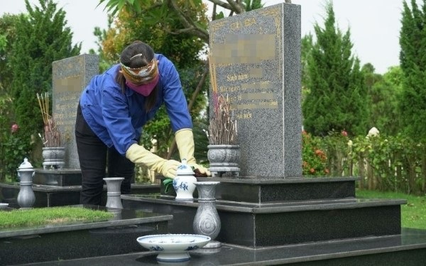 Pha loãng dung dịch và chăn lông mịn để chà nhẹ nhàng lên bề mặt