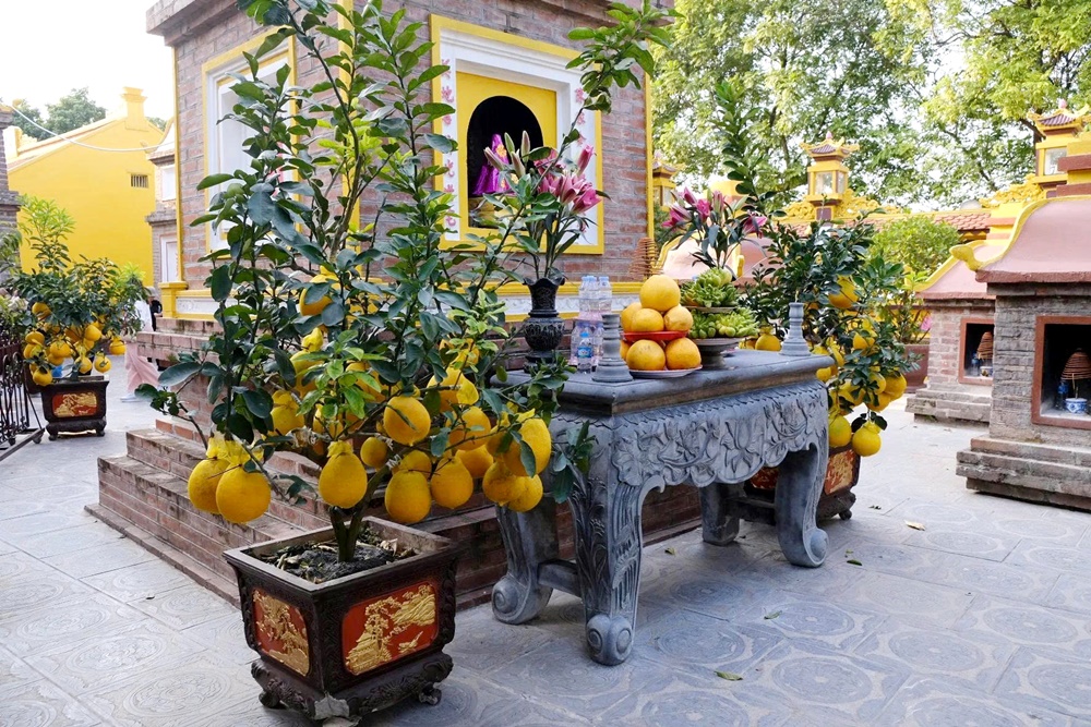 bàn lễ đá trong khu mộ tháp sau chùa trấn quốc hà nội