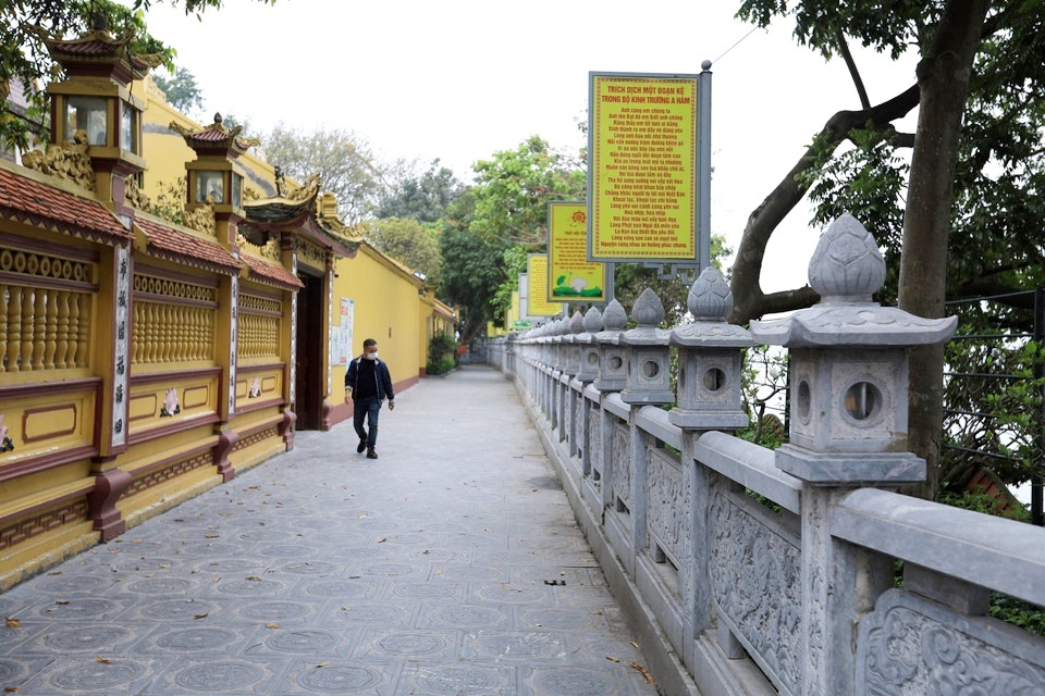 Lan can đá tự nhiên chùa Trấn Quốc Hà Nội