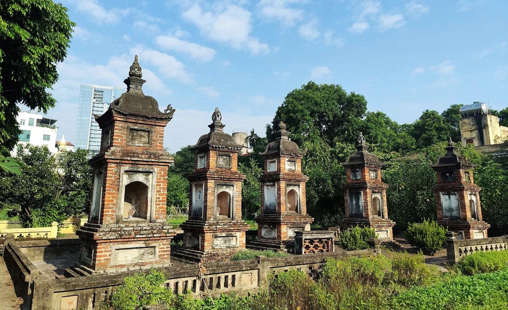 Khu mộ tháp đá thiền sư tại chùa Láng Hà Nội