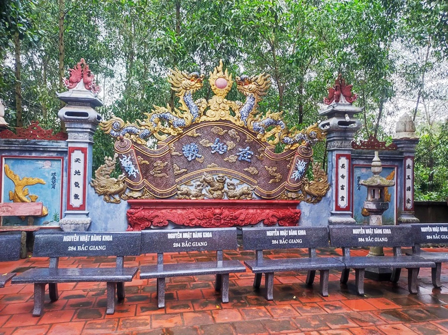 Bức cuốn thư bình phong ghi bảng hiệu tại đền cô bé Chí Mìu Bắc Giang
