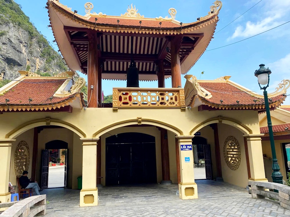 Cổng tam quan gác chuông tại chùa Tam Thanh Lạng Sơn