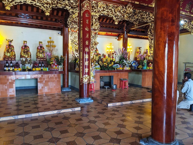 Nội thất gỗ sơn son thếp vàng - Chân tảng đá kê cột gỗ tại đền Cô Bé Chí Mìu