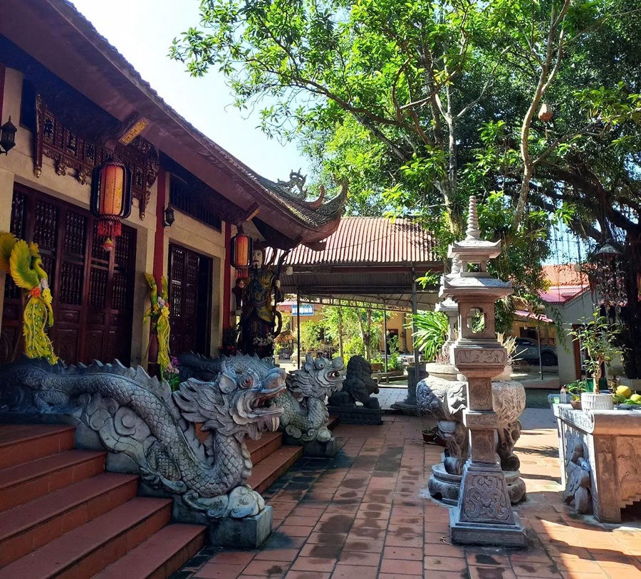Kiến trúc rồng bậc thềm và lư hương bàn lễ đá tại đền cô bé Chí Mìu