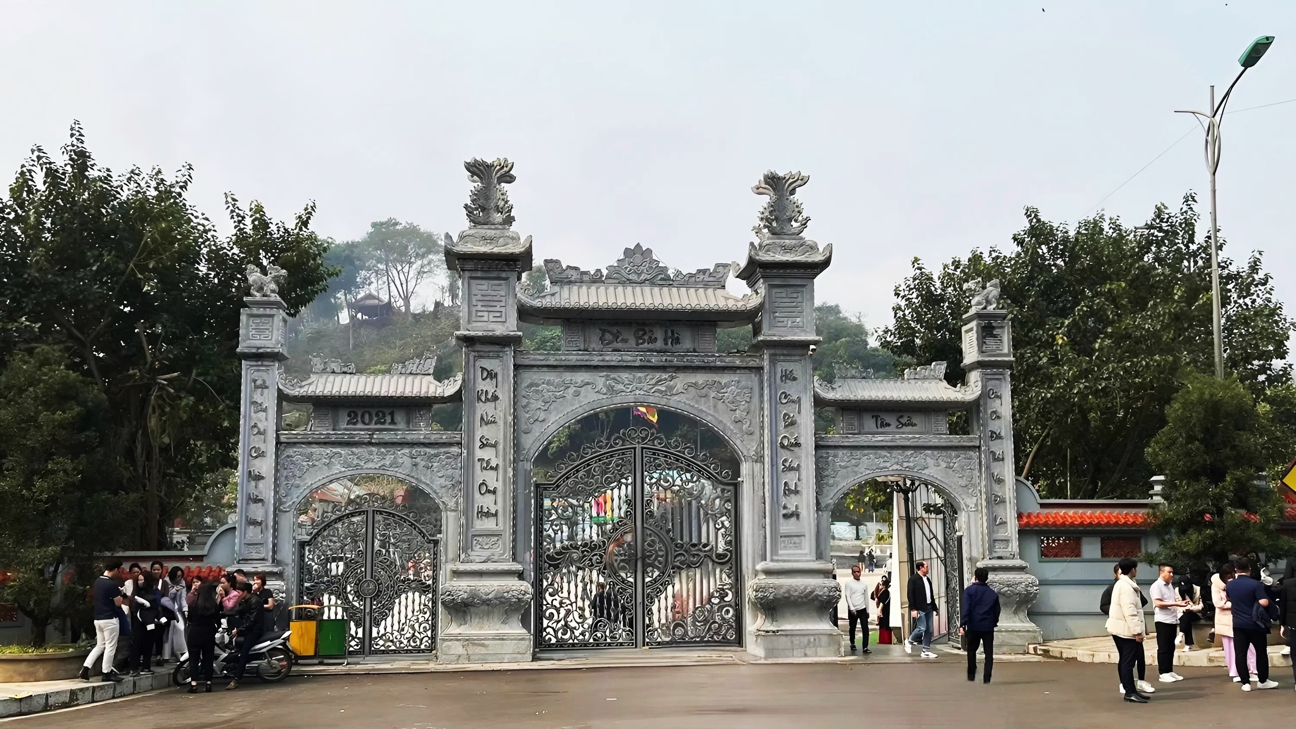 Cổng đá đẹp tự nhiên nguyên khối