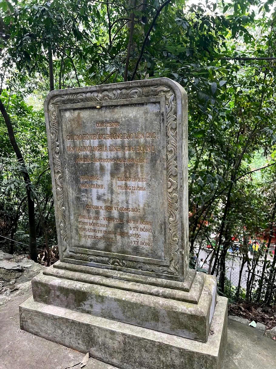 Bia đá nguyên khối Đền Hùng