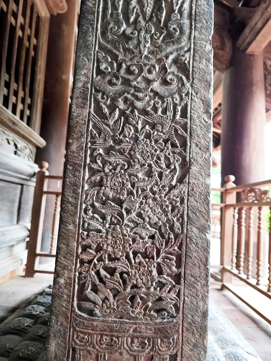Hoa văn tinh xảo trên hông bia đá tại chùa Keo