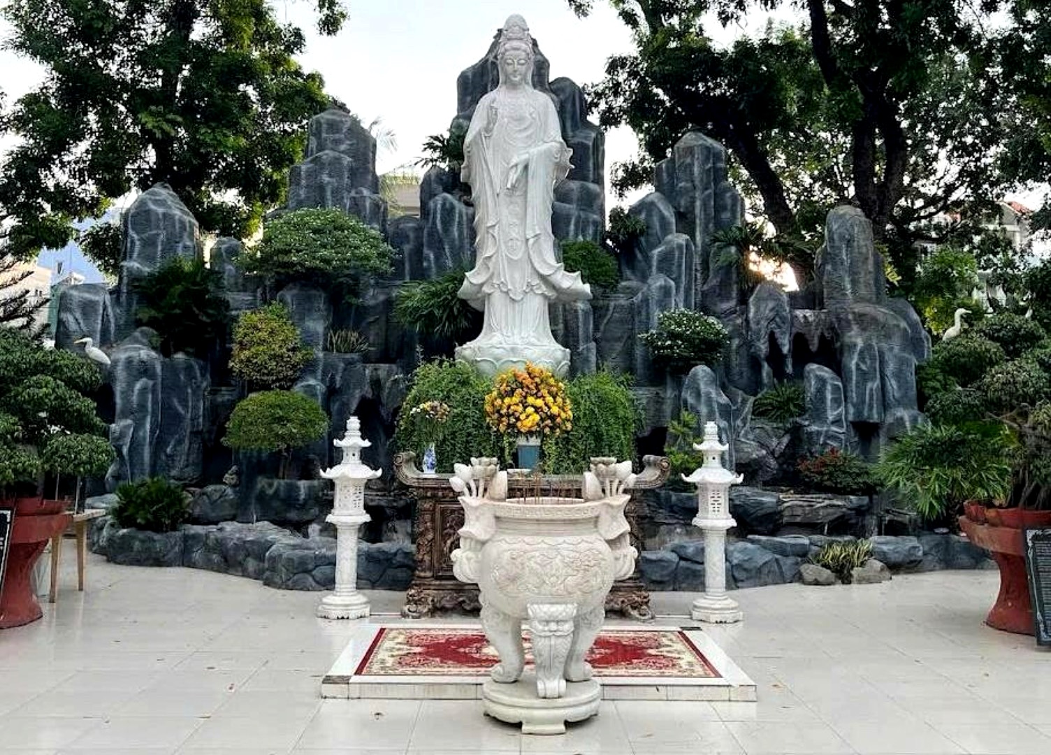 Lư đỉnh hương đá trắng tại chùa Giác Lâm Thành Phố Hồ Chí Minh