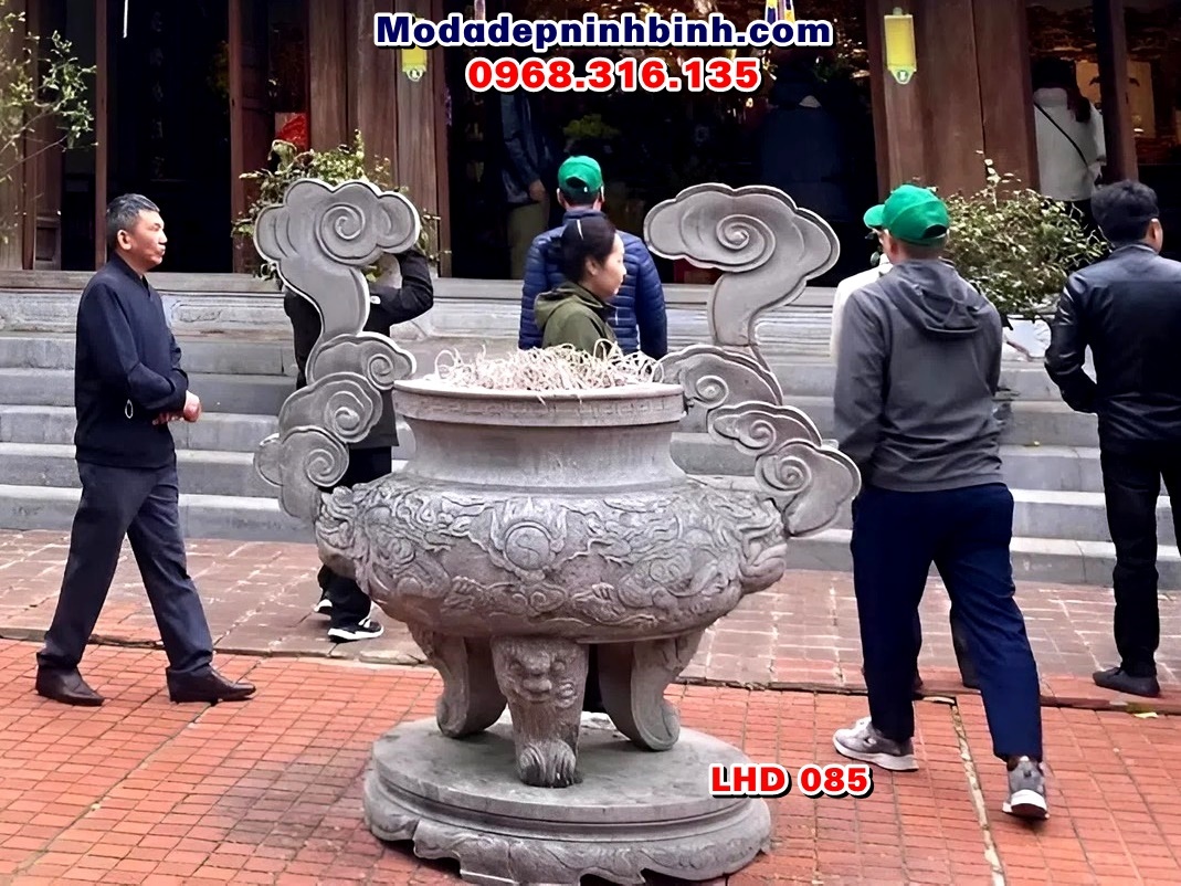 Lư hương đá cắm nhang tại chùa Phật Tích Bắc Ninh