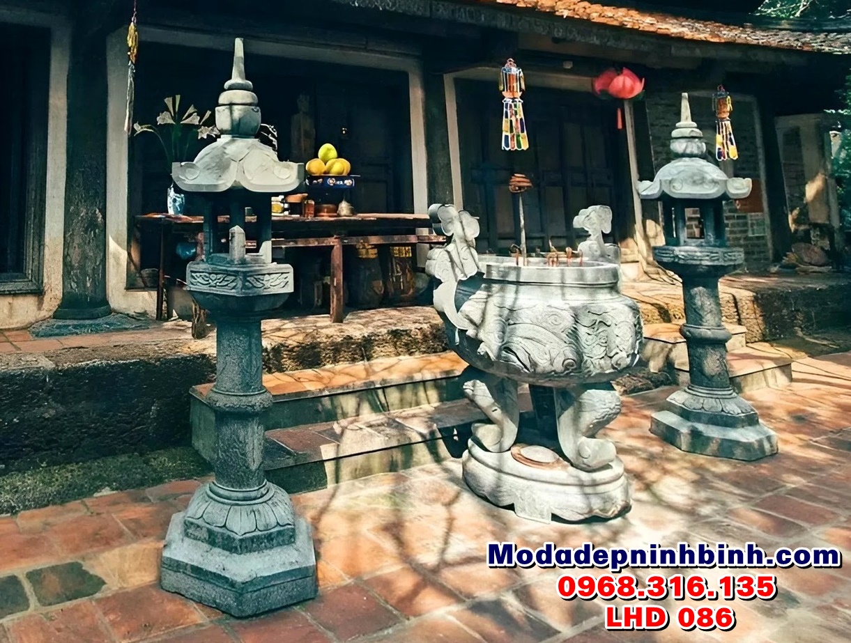 Lư hương đá tại chùa Tây Phương Hà Nội