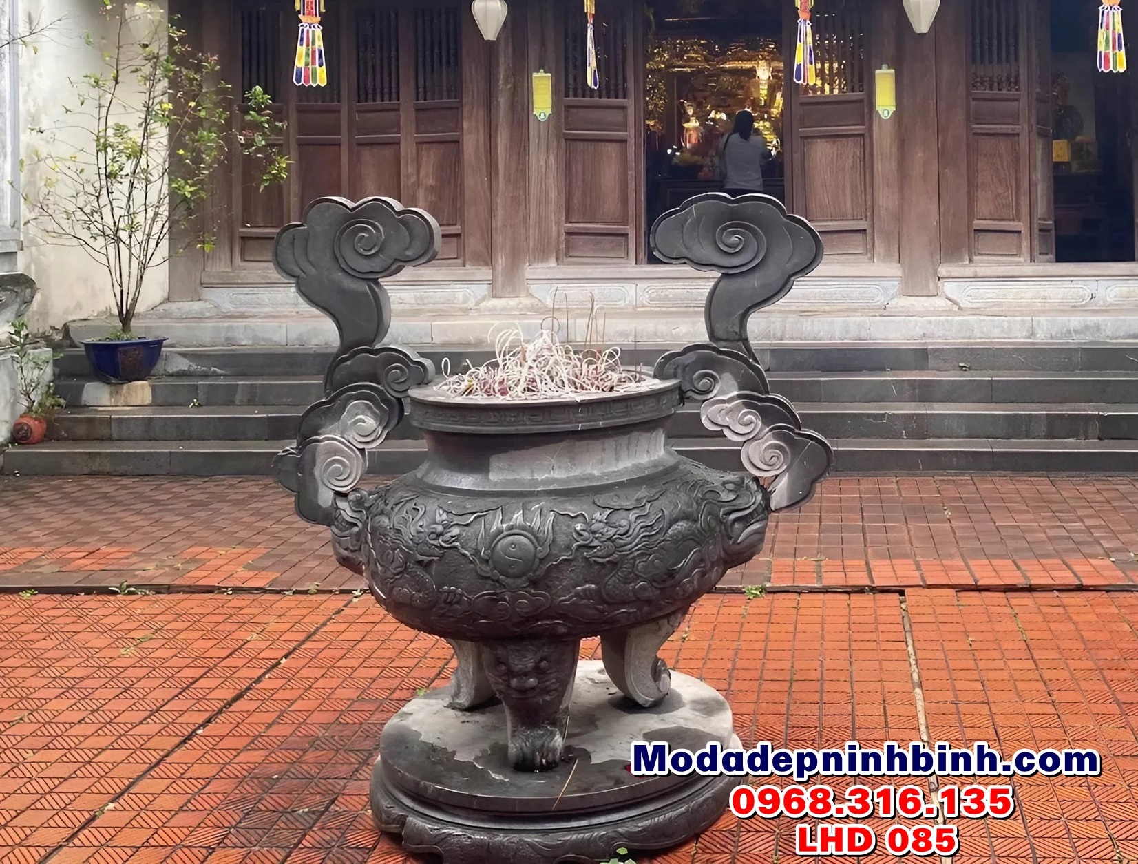 Mẫu Lư hương đá đẹp cắm nhang tại chùa Phật Tích Bắc Ninh LHD 085
