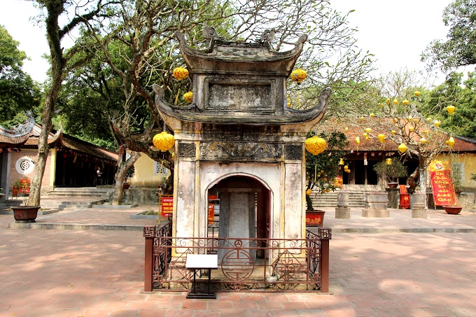 Nhà bia được đặt trong nhà bia hai tầng chồng diêm tám mái, ở phía trái sân chùa (từ cổng vào)