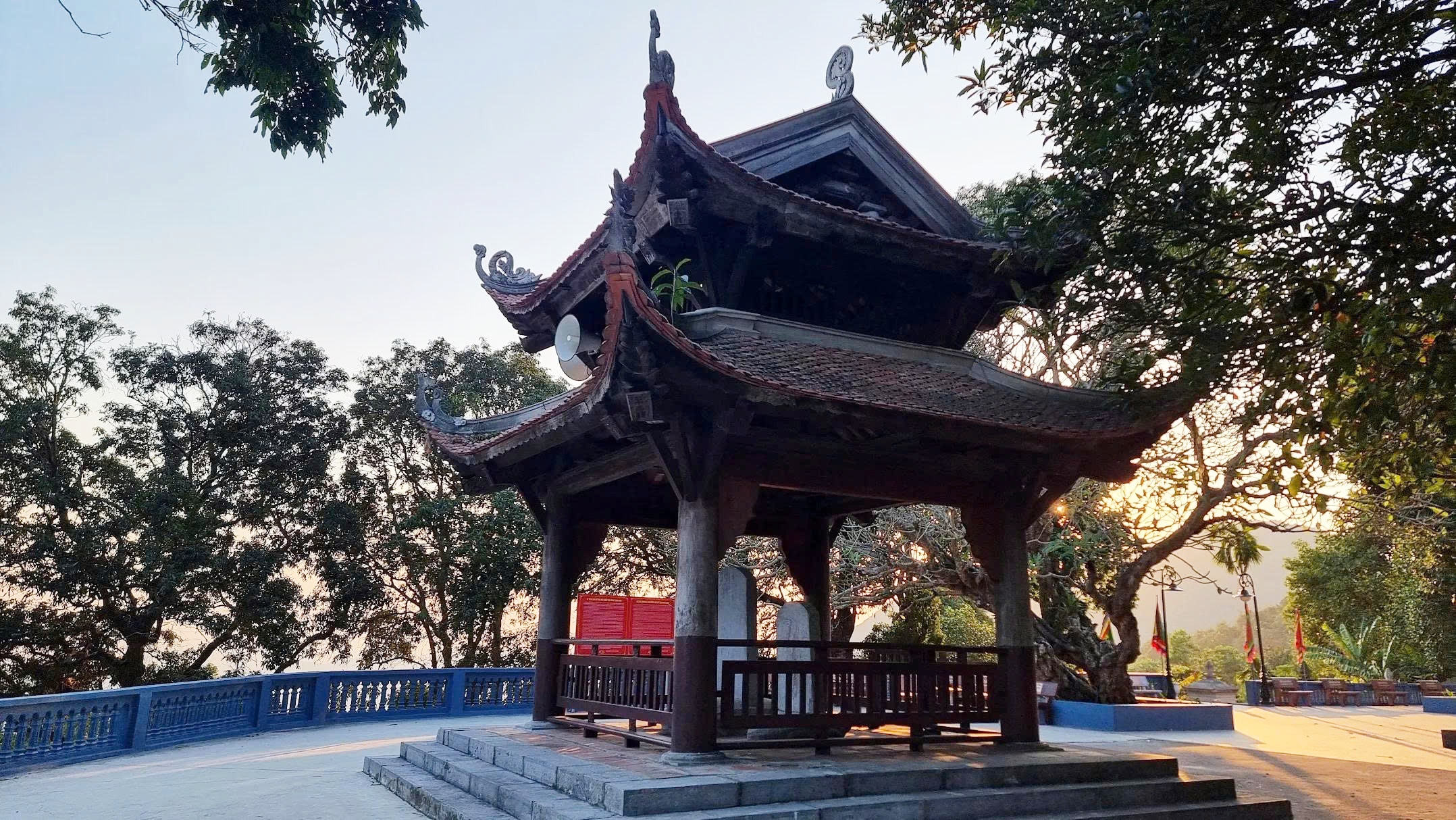 Nhà bia đá Thanh Mai Viên Thông Tháp Bi tại chùa Thanh Mai