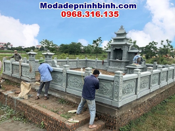 Đội ngũ thợ Mộ Đá Đẹp Ninh Bình kiểm tra tổng thể chất lượng mộ đá