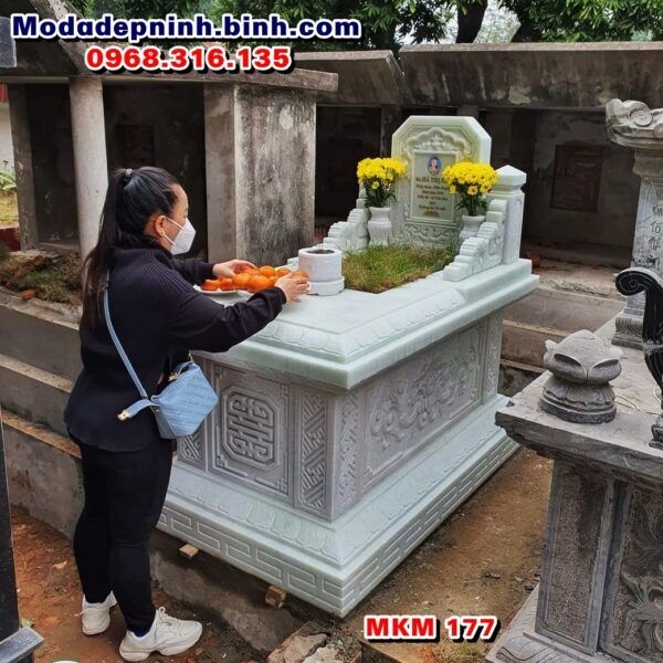 Mẫu mộ đá trắng nguyên khối dành cho trẻ sơ sinh chạm khắc tinh tế