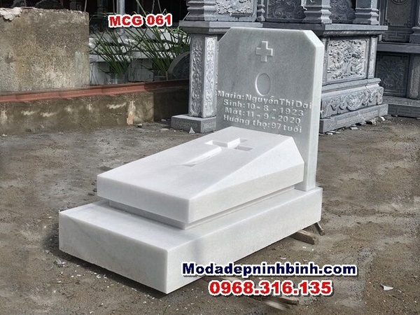 Mẫu mộ đá trắng Công giáo với thánh giá và hoa văn tâm linh chạm khắc tinh xảo