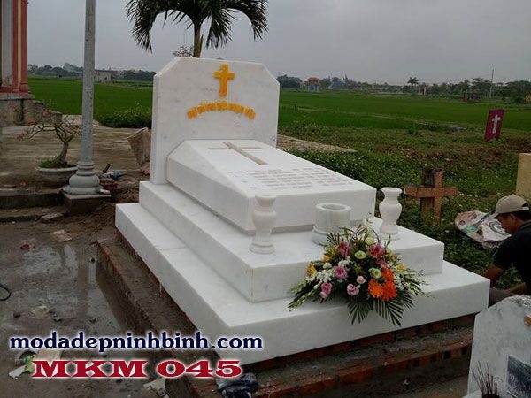 Lăng mộ đá trắng không mái lấy đường vân đá tự nhiên làm điểm nhấn