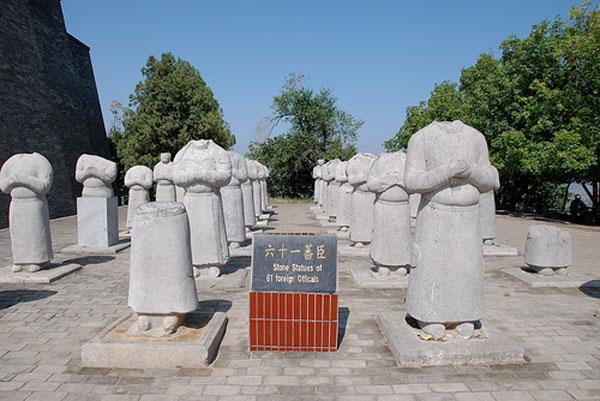 61 bức tượng mất đầu không rõ nguyên nhân trong khuôn viên Càn Lăng