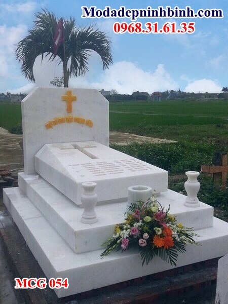Mộ đá trắng người theo đạo công giáo
