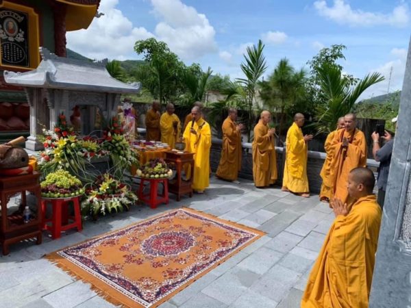 Lăng thờ đá khu lăng mộ