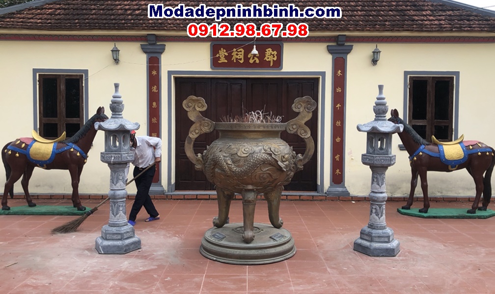lư hương đèn đá tại đền thờ tiến sỹ đại vương Nguyễn Hoàng Từ tại Thạch Tân Thạch Hà Hà Tĩnh